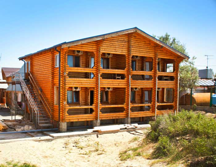 двухэтажный деревянный корпус на базе отдыха «Искра»